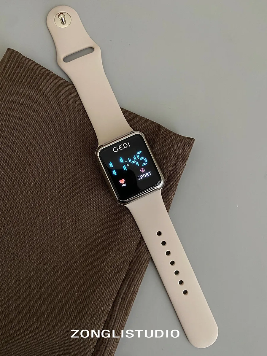 New Model Watch: Sporty And Casual, Suitable For Students, Features A Breathable Silicone Strap And A Reverse Buckle Closure.