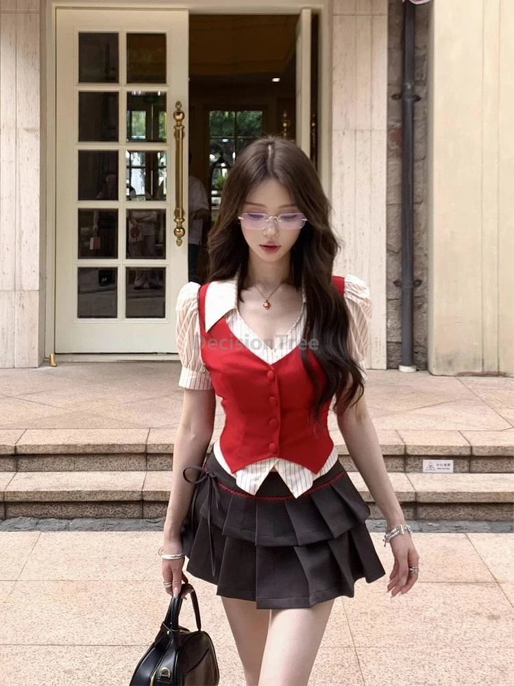 

2025 корейский академический стиль jk, комплект из 2 предметов, полосатая рубашка, лоскутный красный жилет, топ, двухслойная модная плиссированная юбка с воланами
