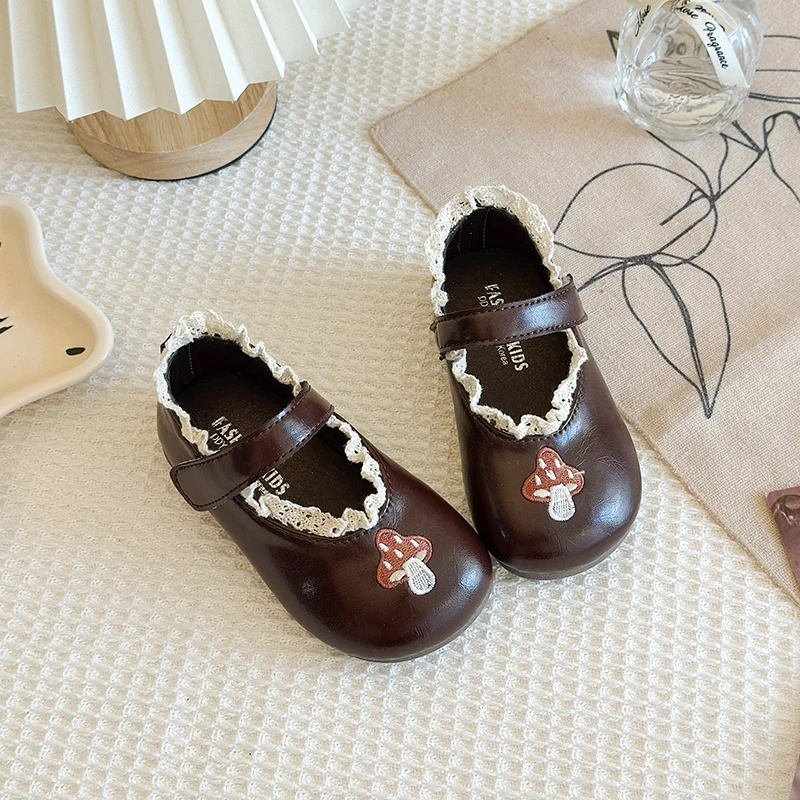 

Детские кожаные туфли Мэри Джейн для девочек, в стиле Лолита, с кружевной отделкой, вышивкой и декором в виде грибов, на плоской подошве, для принцесс