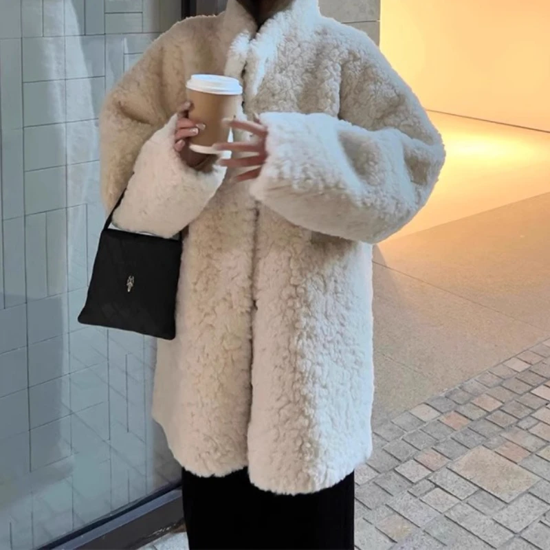 Cappotto da donna in pelle e pelliccia di media lunghezza, inverno 2025, giacca in pelliccia ecologica in lana di agnello sciolta con collo in pelliccia.