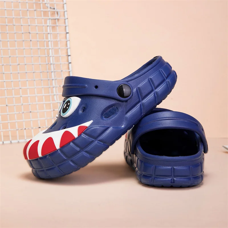 A pair of children's summer slip-on shoes, soft and comfortable, with two-way easy-on and off design, model number: JXXT-3335-1