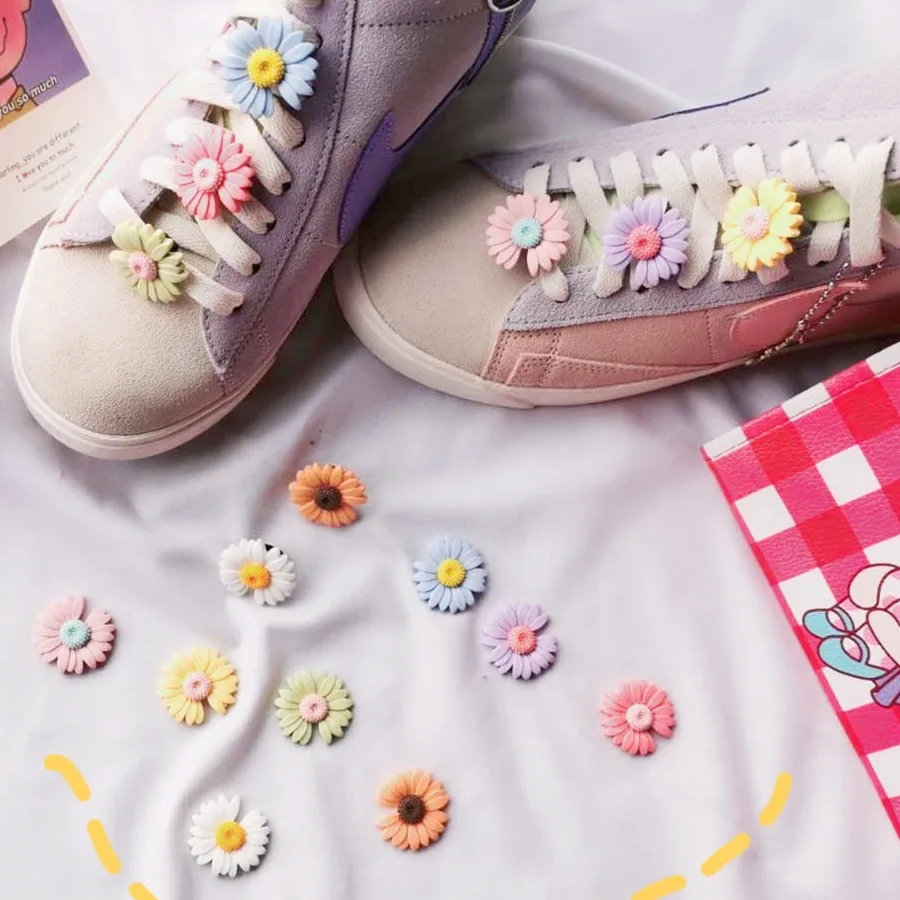 1 pc Little Daisy Flowers Shoes Buckle Ornaments Men Women Personality DE Training Shoes Decorative Shoelaces Accessories