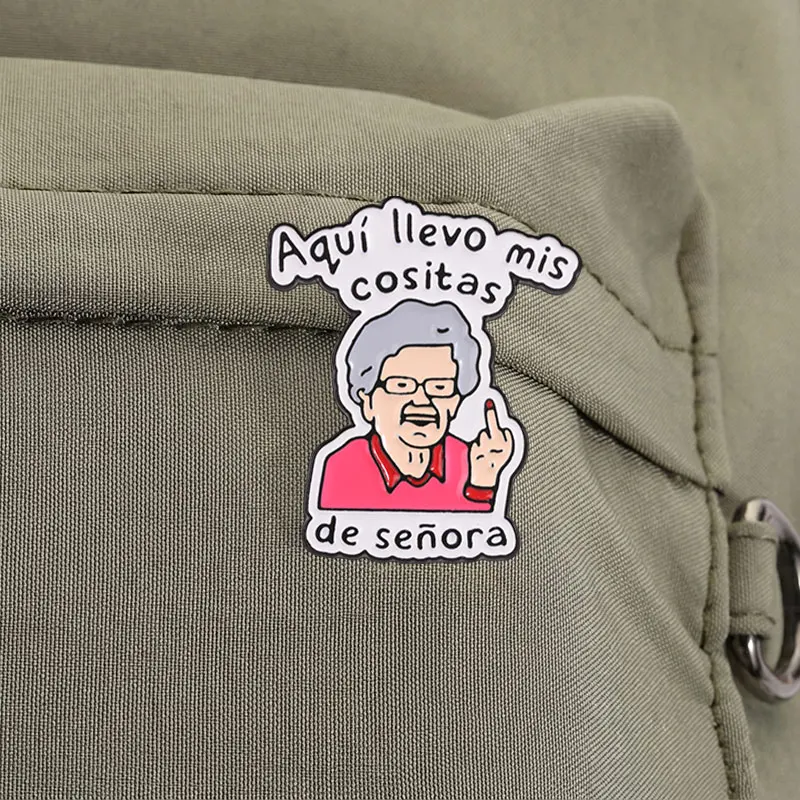Freche spanische Oma Emaille-Anstecknadel – Rebellische alte Dame Meme-Pin aus Legierung, Brosche für Revers, Rucksack-Schmuck, Geschenk – Detail 3