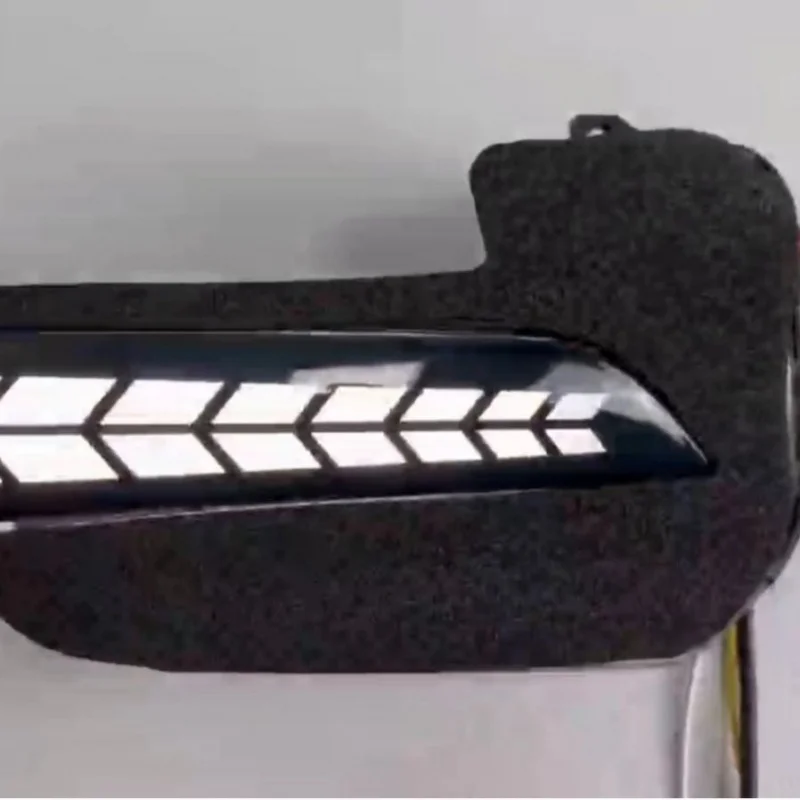 SAARSuitable for Toyota Fortunerfortuner revo hilux innovaRearview mirror turn signal yellow light flowing water