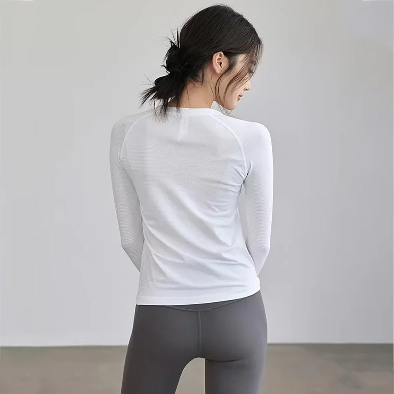 Ultra-Lightweight Seamless Yoga Top with Thumb Holes - Quick-Dry, Moisture-Wicking, No Chafing, Ideal for Any Workout! image 4
