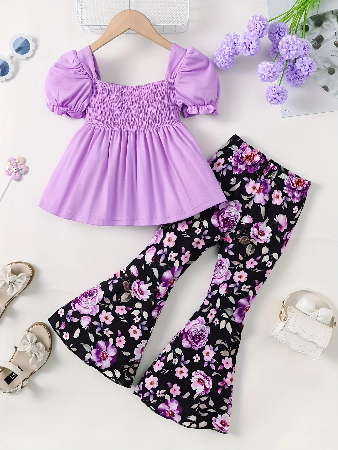 Zweiteiliges Set für Mädchen mit Puffärmeln, kurzärmeligem Oberteil, lässiger und modischer Blumen-Schlaghose, langer Hosenanzug