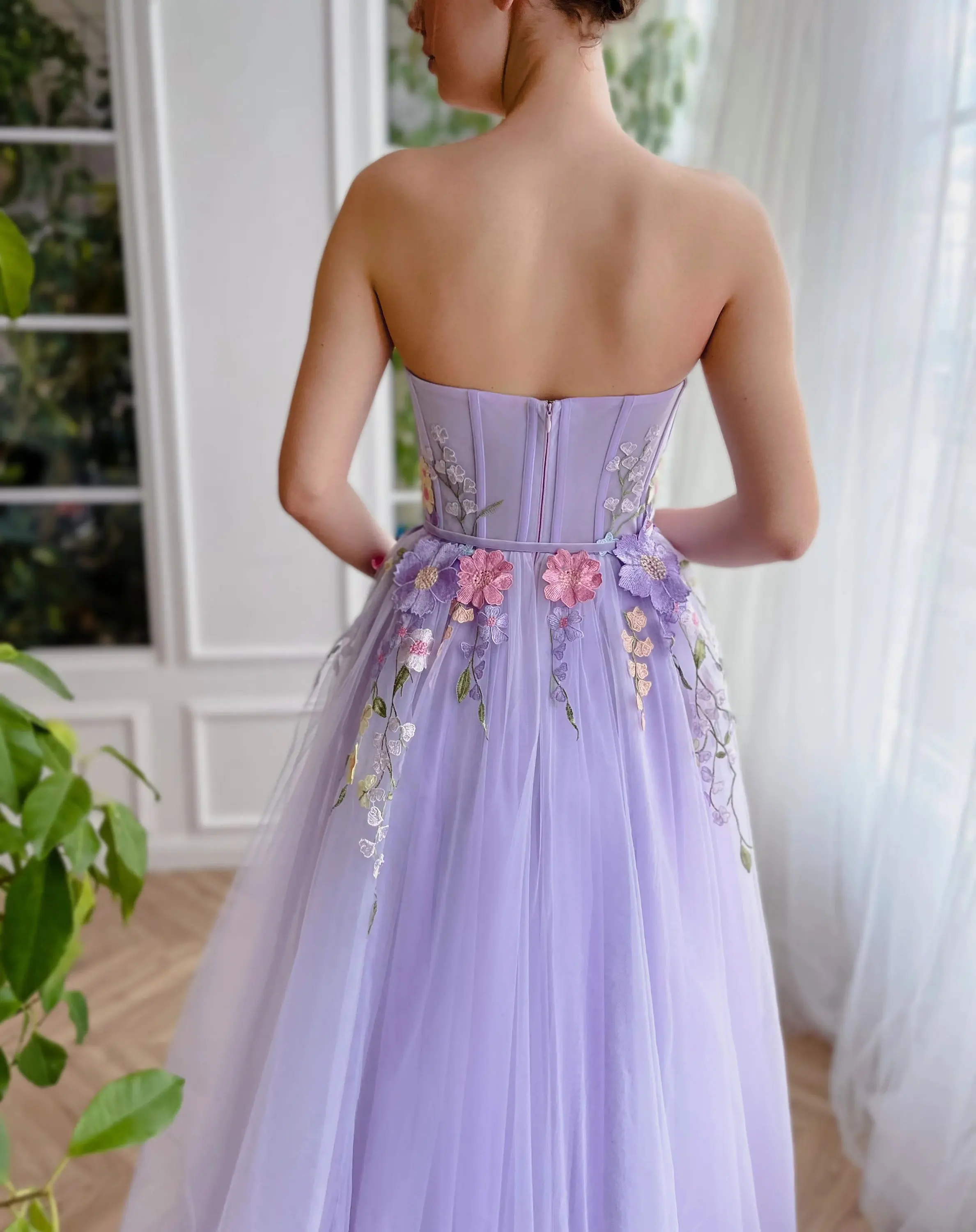 Women Long Lavender Prom Dress Sweetheart 3D Embroidered Lace Floor Length Strapless A Line Formal Evening Princess Party Dress