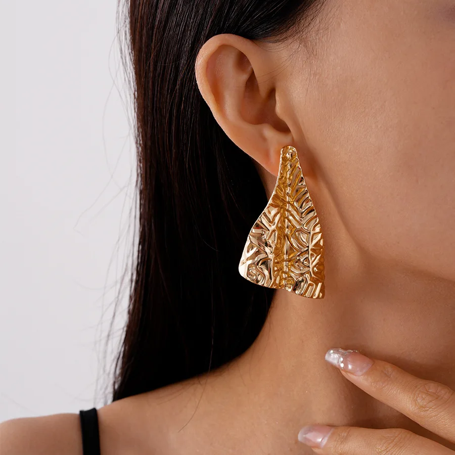 

1 Pair of Trendy Stylish Golden Dangle Earrings Leaf Design Match Daily Outfits Party Accessories Fashionable Stuff