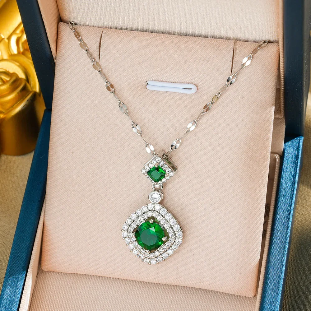 

2025 A new style of women's collarbone chain with slightly set real gold and full diamonds and emeralds, light luxury
