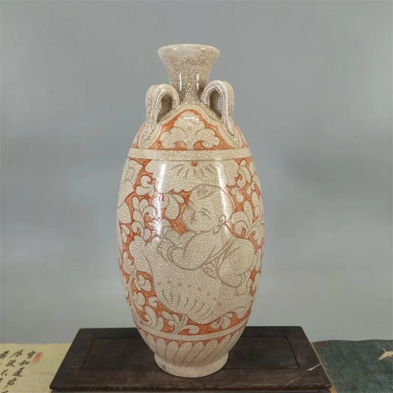 Asiatisches Dekor, Zuhause, roter Hintergrund, weißer Junge, verschlungene Zweige, Vase, orientalische Tischvasen, kleine Porzellan-Kollektion, antik