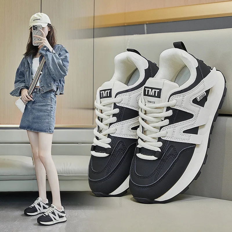 أحذية فورست غامب الجديدة على الطراز الكوري للنساء للربيع أحذية الجري الرياضية للطلاب نعل سميك غير رسمي لزيادة الارتفاع