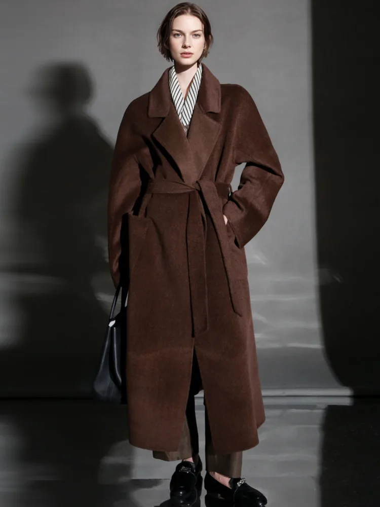 ZMEENNA เสื้อโค้ทผ้าวูลผสมสำหรับผู้หญิง ดีไซน์หรูหรา ทรงยาวสำหรับฤดูหนาว พร้อมปกกว้างและเข็มขัดผูก รุ่น ZM4005