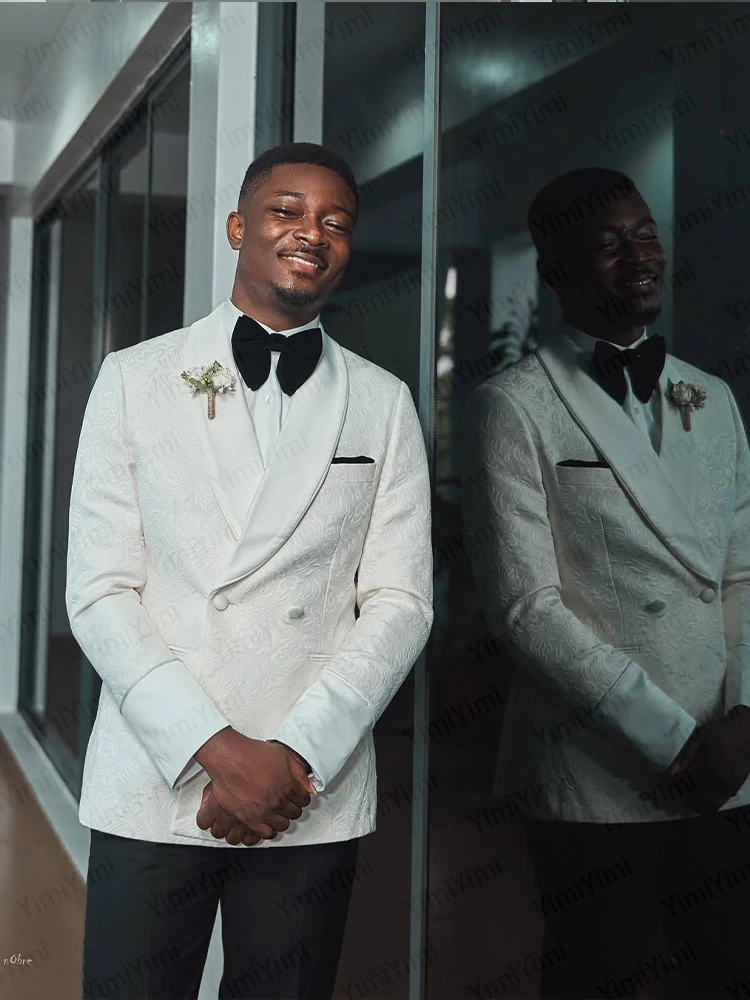 الدعاوى الرجالية الجاكار بدلة الزفاف فستان العريس 2 قطعة شال التلبيب مزدوجة الصدر سترة بيضاء السراويل السوداء سترة مخصصة