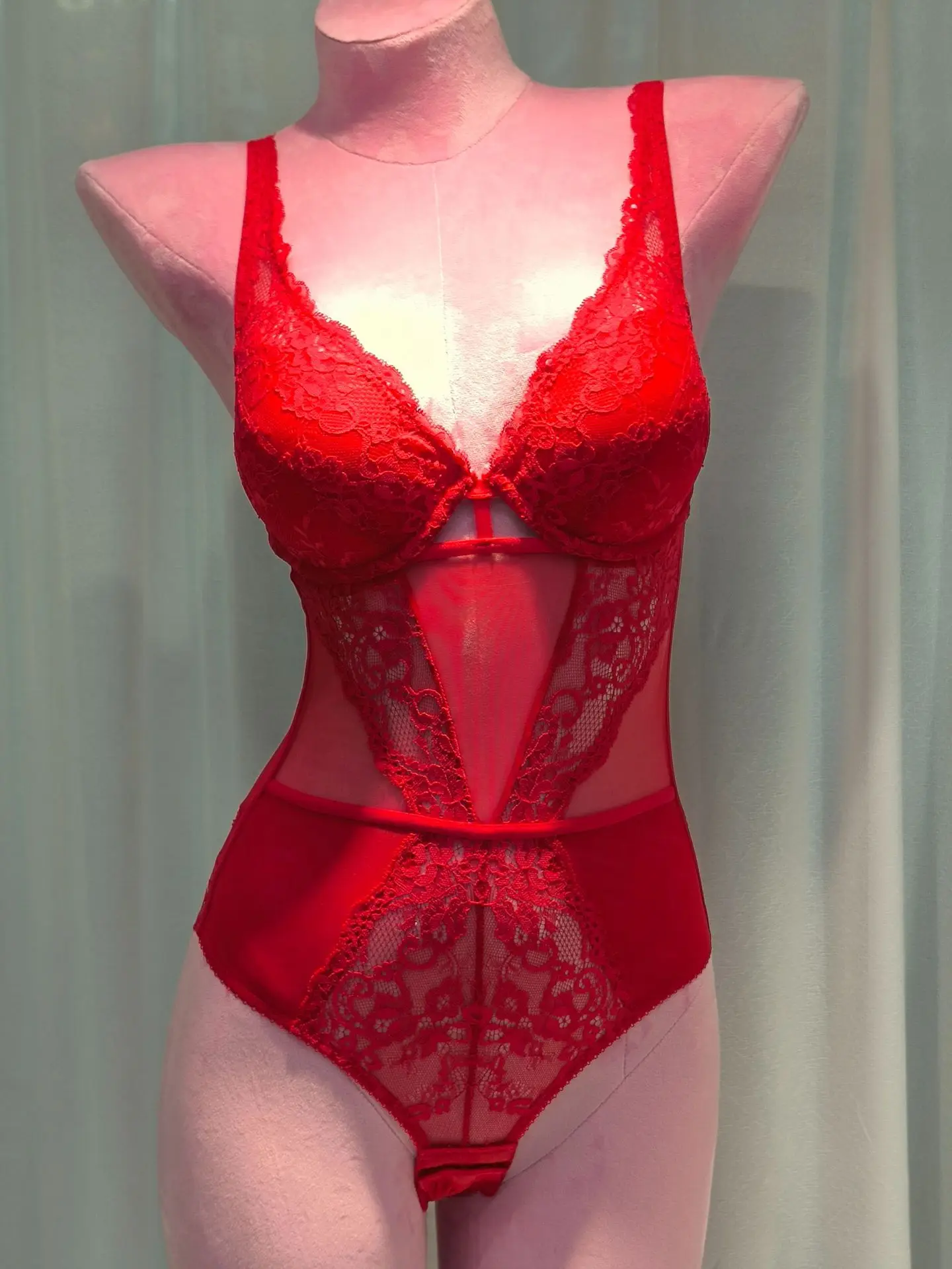 بدلة للجسم مثيرة من الدانتيل الشفاف - مقاس أوروبي، ضيق وجذاب، تصميم فرنسي أنيق لتاريخ الليل، بدوار والعطلات