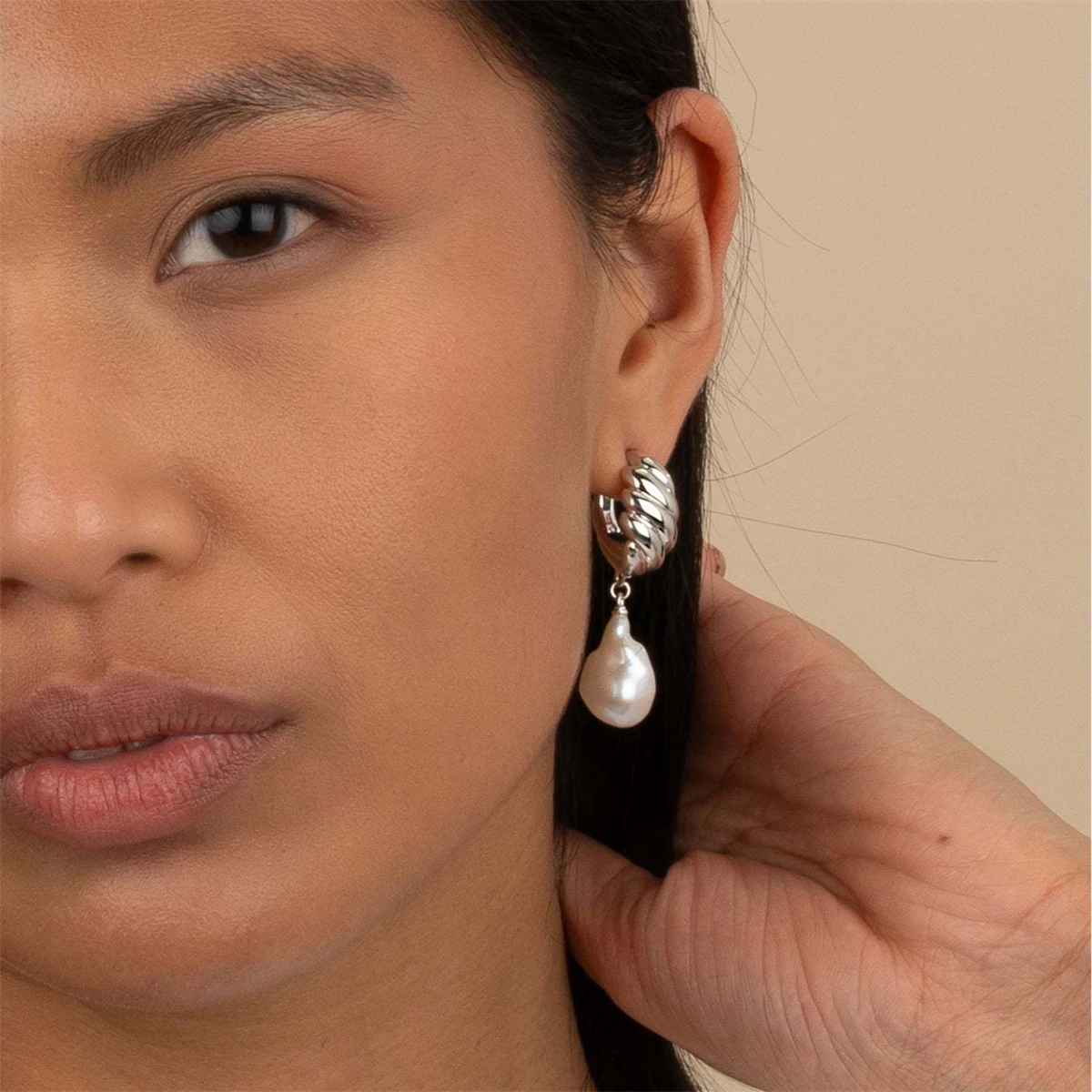 

Irregular pearl earrings INS design, trendy and exquisite gold steel plating 18K gold color retention