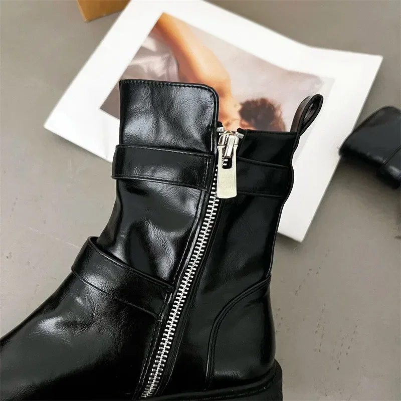 Nowe luksusowe skórzane botki damskie Chunky Heel Flat Biker Botas Belt Metal Buckle Design Platform Boots for Women Combat Boots