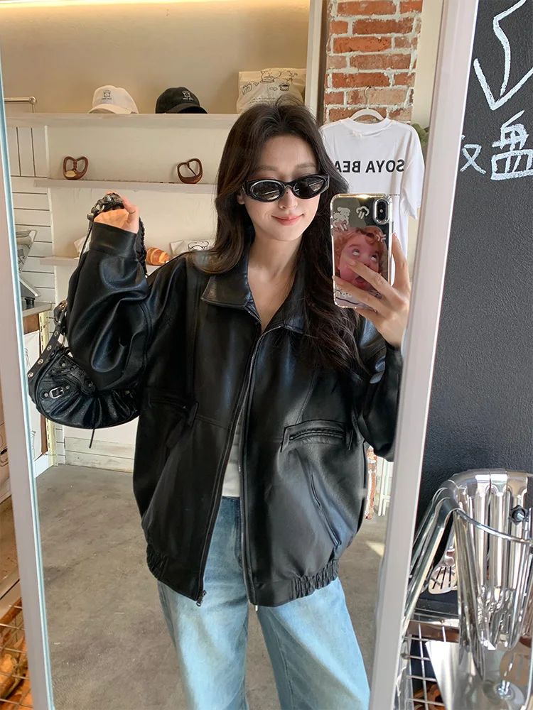 เสื้อแจ็คเก็ตหนังเทียมสไตล์เกาหลีใหม่ล่าสุดสำหรับฤดูใบไม้ร่วงและฤดูหนาว แบบมีฮู้ด กระเป๋าคู่ ทรงหลวม ใส่ได้หลากหลาย สไตล์สองชิ้นในตัวเดียว สำหรับผู้หญิง รุ่น Wh62