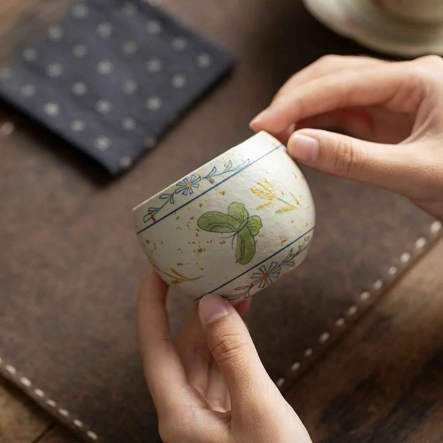 Juego de Tazas de Té de Cerámica Pintadas a Mano con Esmalte Caramelo Rojo Firestone Azul y Blanco, Diseño de Orquídea, Redondas, para el Hogar, Individuales