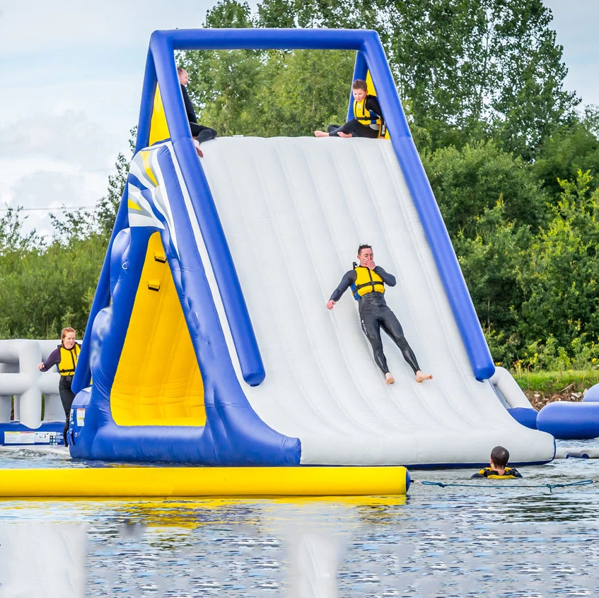 Opblaasbare Waterspel Drijvende Klimtoren Met Glijbaan Speelpark Amusement Voor Volwassenen En Kinderen