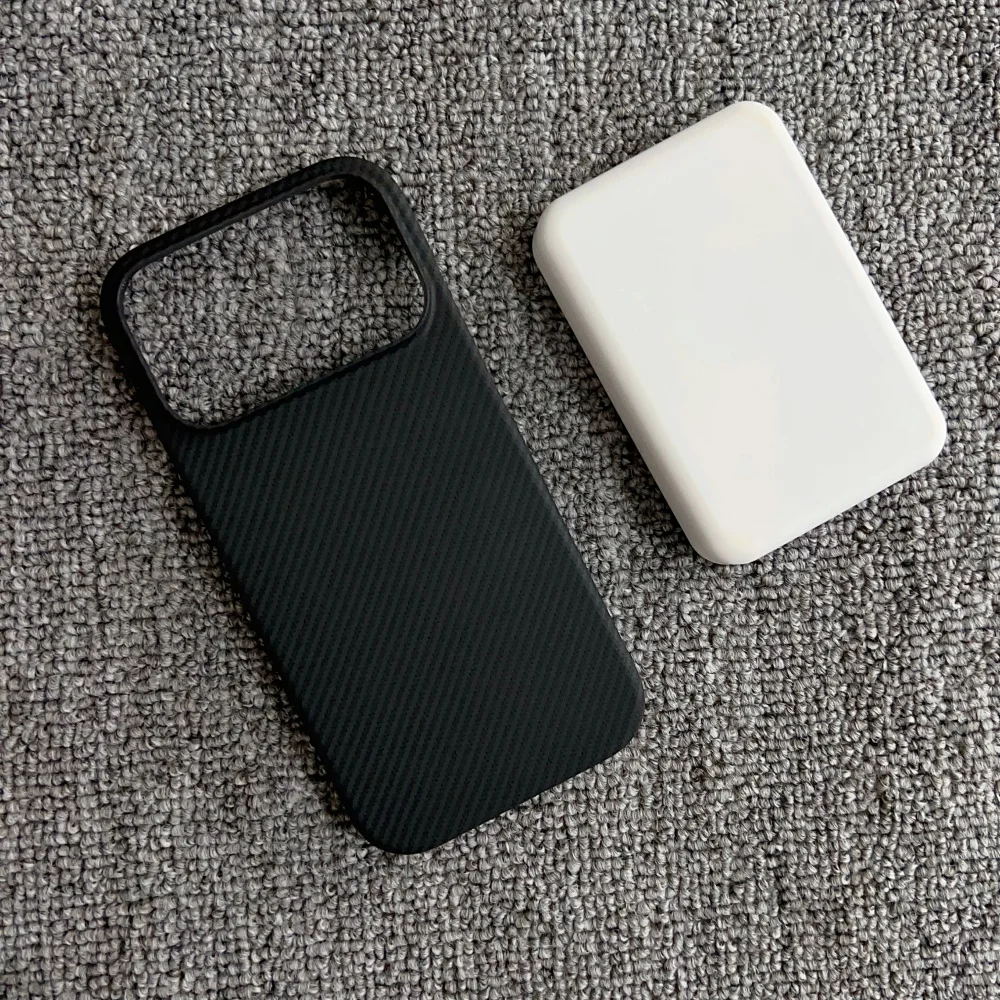 Dünne Linienmuster aus Kohlefaser für MagSafe Magnetische Hülle für iPhone 18 17 16 Plus 15 Pro Max 14 13 12 Rahmenlose PC-Stoßfängerhülle – Detail 14