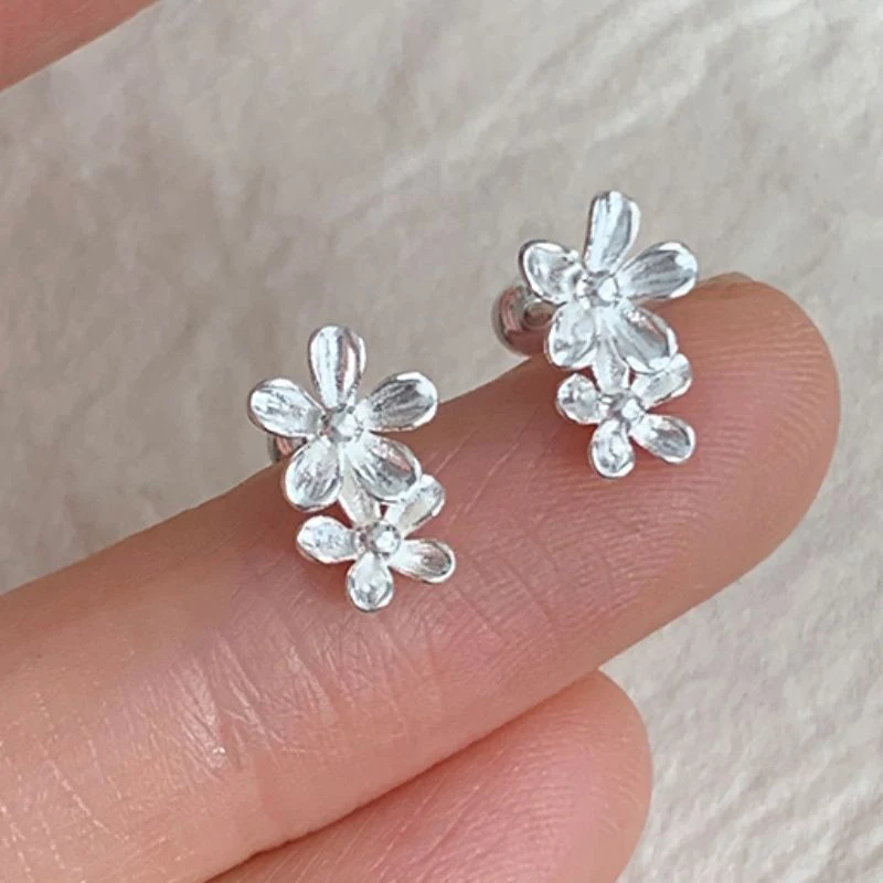 Pendientes de tuerca de flores versátiles simples para mujeres y niñas, pendientes delicados de moda, accesorios de joyería para fiesta de boda, regalos, 1 par