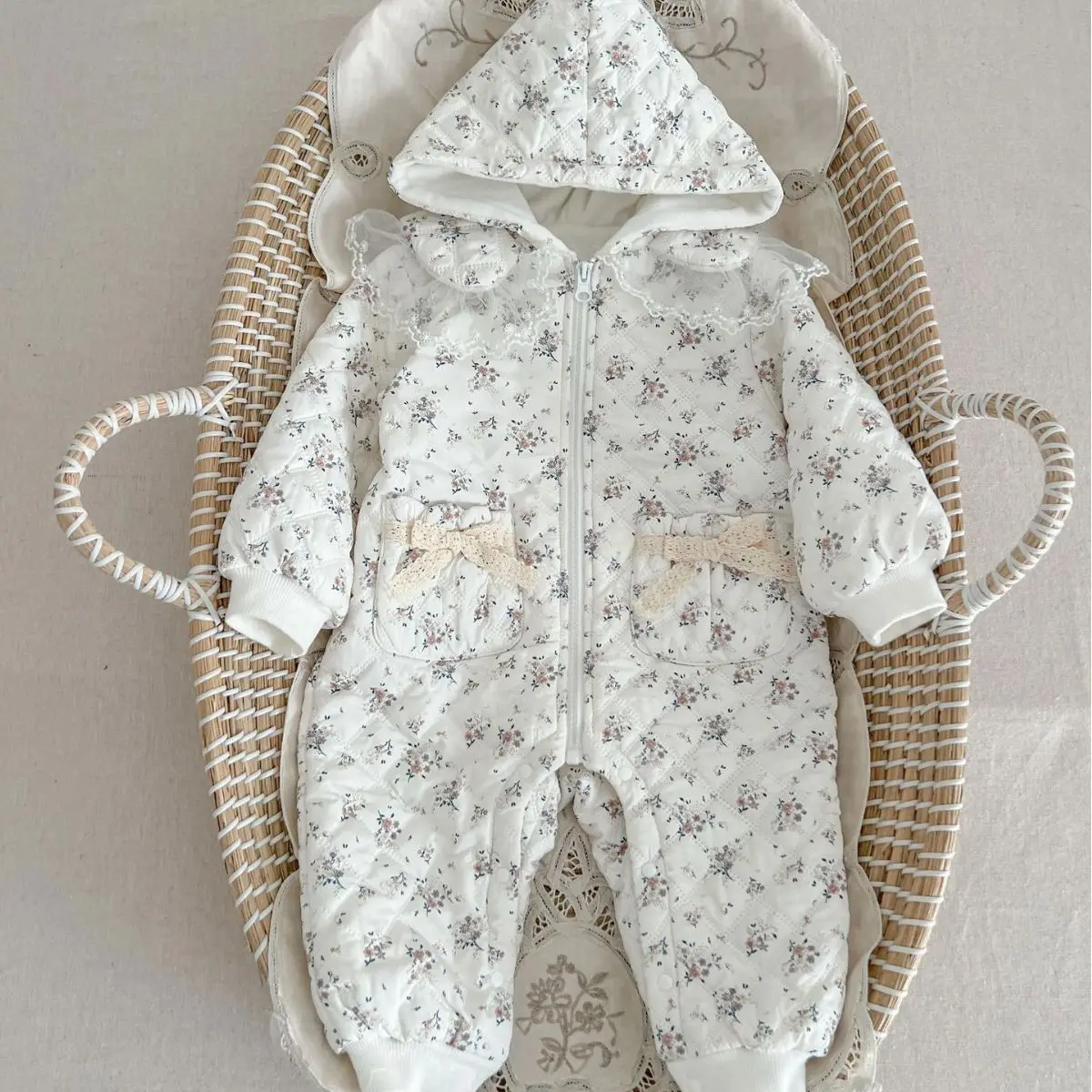 Stram pler Baby Winter neue Plüsch Overalls fragmentierte Blumen Kapuze ausgehen Reiß verschluss Mode einfache 2024 Druck Baumwolle