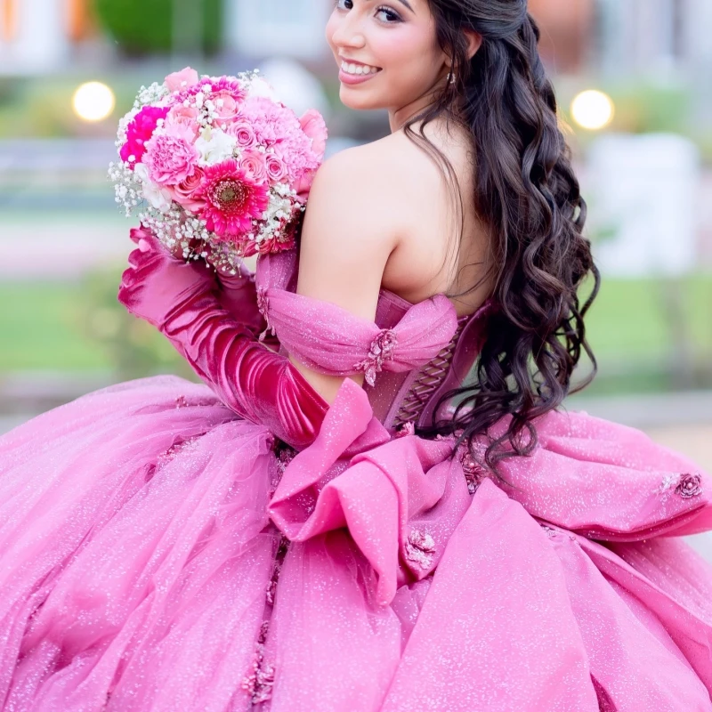 فساتين Quinceanera باللون الأحمر الوردي اللامع قبالة الكتف مزينة بالدانتيل مطرز بفيونكة تول لحفلات أعياد الميلاد الحلو 16 فستان Vestidos 15 De