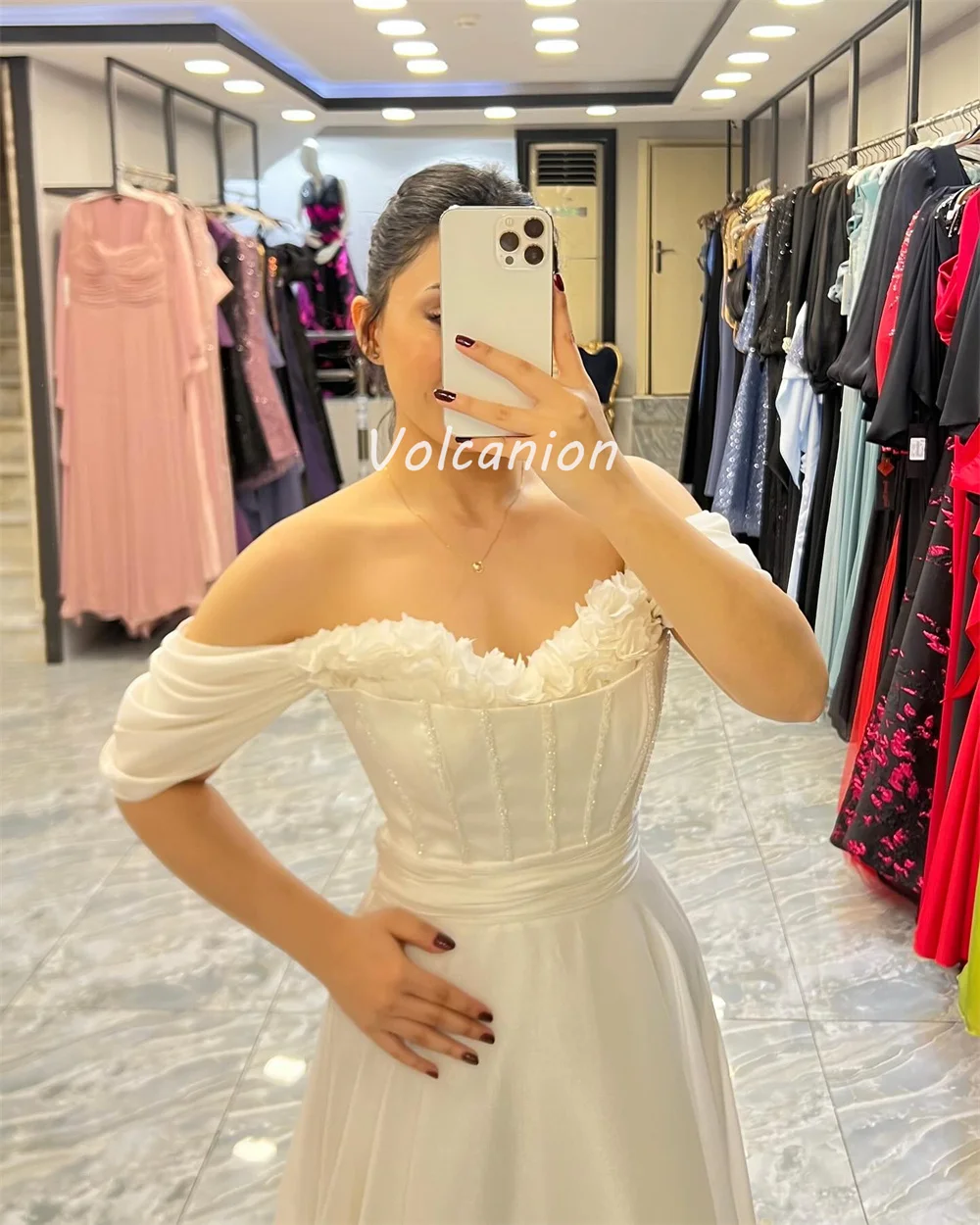 ที่กําหนดเองสไตล์โมเดิร์นคุณภาพสูง Organza Ruched ดอกไม้ประดับด้วยลูกปัด A-Line Off-the-ไหล่ชุดยาว Bespoke โอกาสชุด