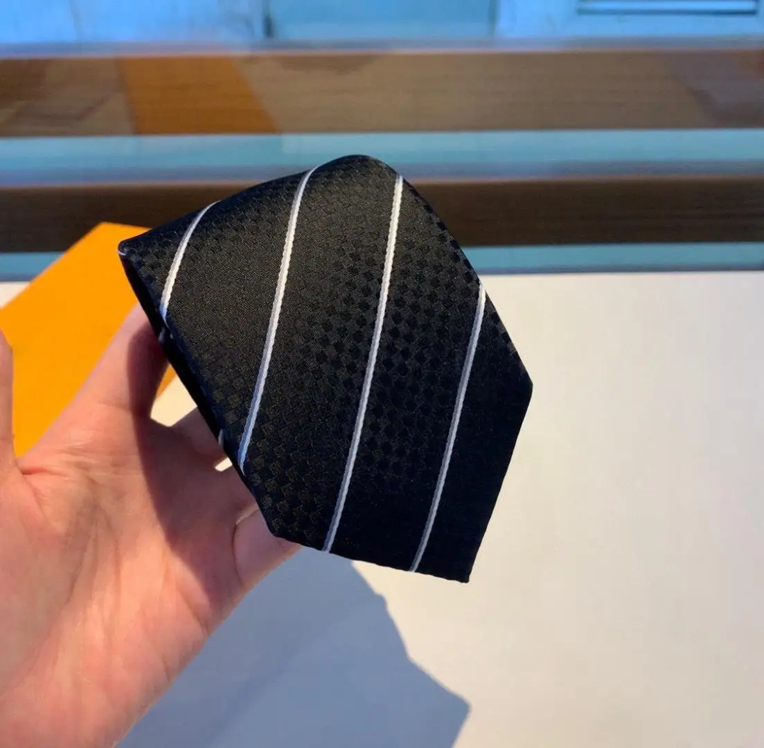 تم تصنيع هذه الربطة المميزة المصنوعة يدويًا من حرير التويل عالي الجودة بنسبة 100% وربطة عنق رجالية فاخرة تجعل أيضًا هدية ممتازة.