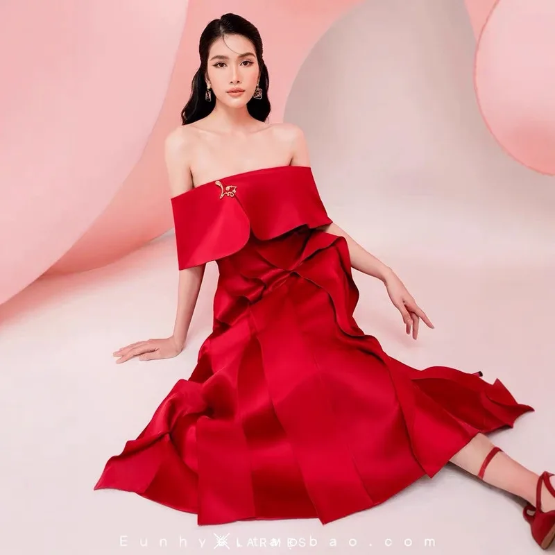 BEWQ Mode Dames Elegante Jurk Slash Hals Mouwloos Geplooide Ruches Effen Kleur Satijn Avondfeest Jurk 2026 Lente Nieuw