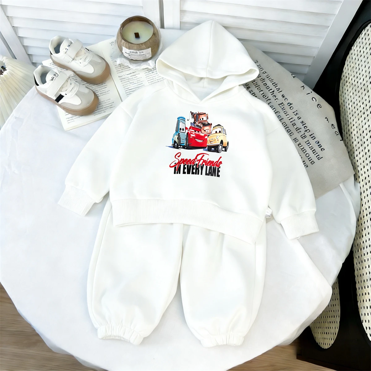 

Белые спортивные костюмы для мальчиков, повседневная спортивная одежда, топы с длинными рукавами, спортивные штаны, модная толстовка с капюшоном Disney, новинка 2026 года, осенне-зимняя одежда