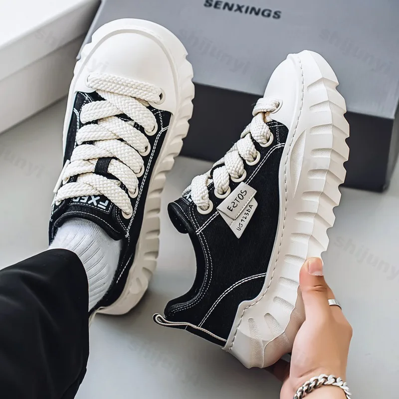 Sepatu Kasual Pria Musim Panas 2025 Tren Mode Baru Serbaguna Sepatu Kanvas Bernapas Meningkatkan Tinggi Badan Sol Tebal Sneakers Chunky