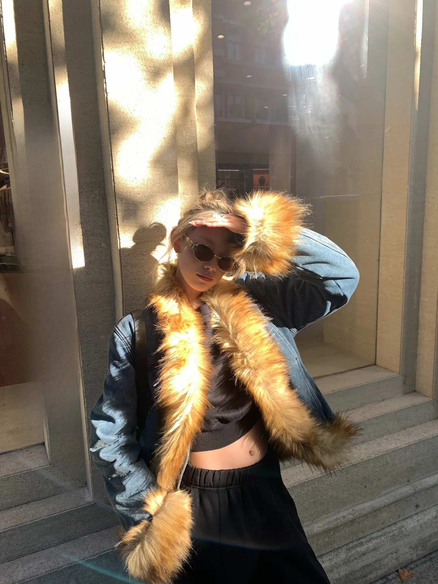 

Классическая джинсовая куртка с отстегивающимся меховым воротником, женская, новая модель 2026 года, повседневная, свободного кроя, с V-образным вырезом, утепленная зимняя куртка