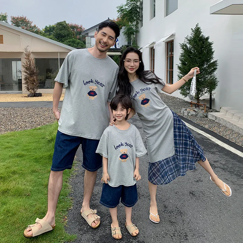 

Летние серые хлопковые футболки с вышивкой медведя, семейные комплекты для мамы и дочки, 3 пары милых нарядов для папы, сына и детей для ежедневных фотосессий