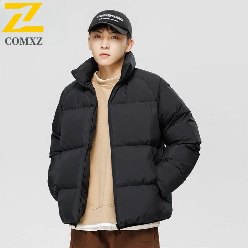 

COMXZ мужской пуховик 2025 с воротником-стойкой в корейском стиле, удобная теплая парка, повседневная легкая зимняя пуховая куртка для прогулок на открытом воздухе
