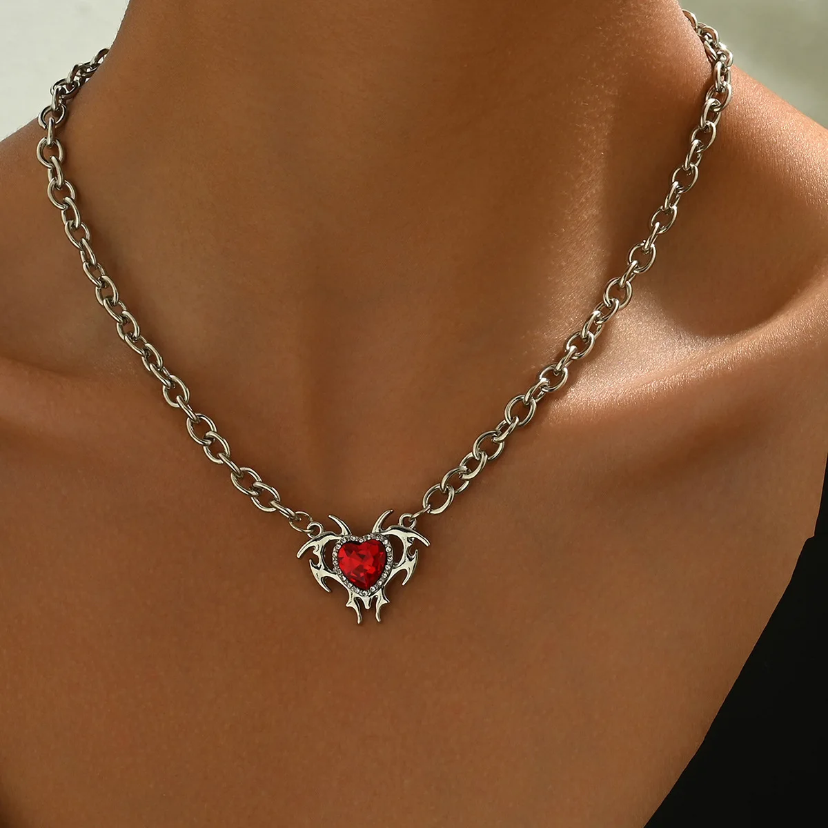 

Geometric Hip-hop Heart Necklace Versatile Niche Diamond-encrusted Design for Women Exudes Sense of High-end Collarbone Chain