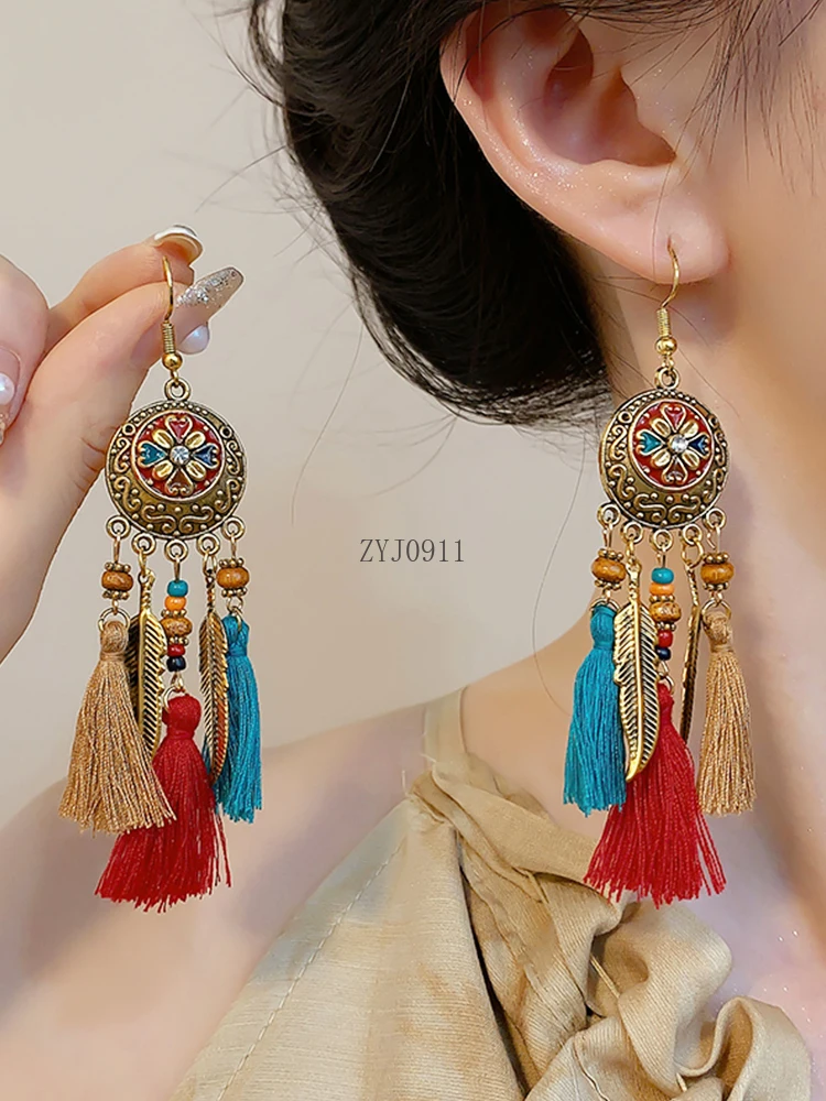 زوج من الأقراط الطويلة ذات الطراز العرقي، مناسب للنساء لارتدائها أثناء السفر والترفيه.