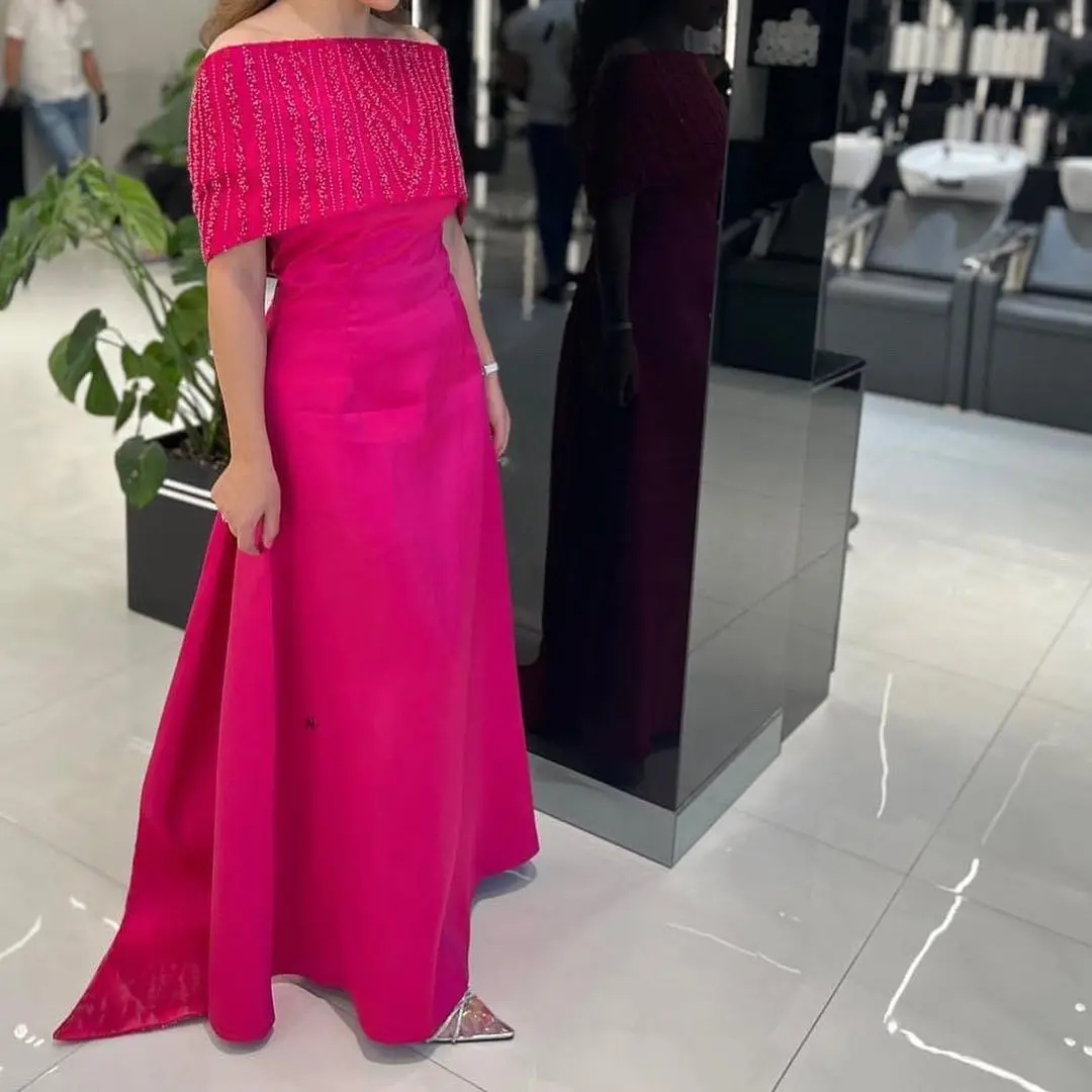 ที่กําหนดเอง Fuchsia ซาตินชุดราตรีปิดไหล่ Beadings Sequins ความยาวชั้น Elegant Evening Party Dresses