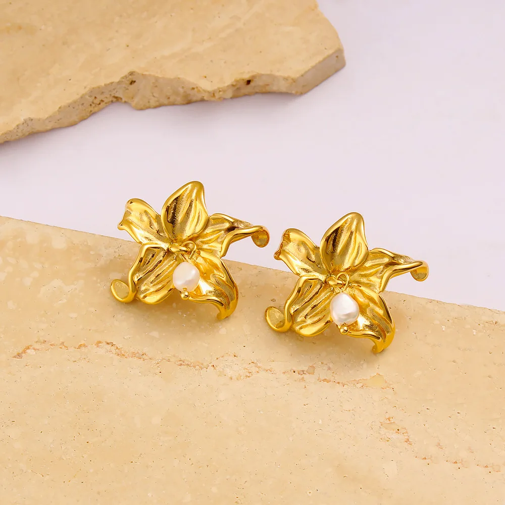 DIY accessories French retro light luxury three-dimensional flower pearl earrings titanium steel 18K gold fashion high-end petal