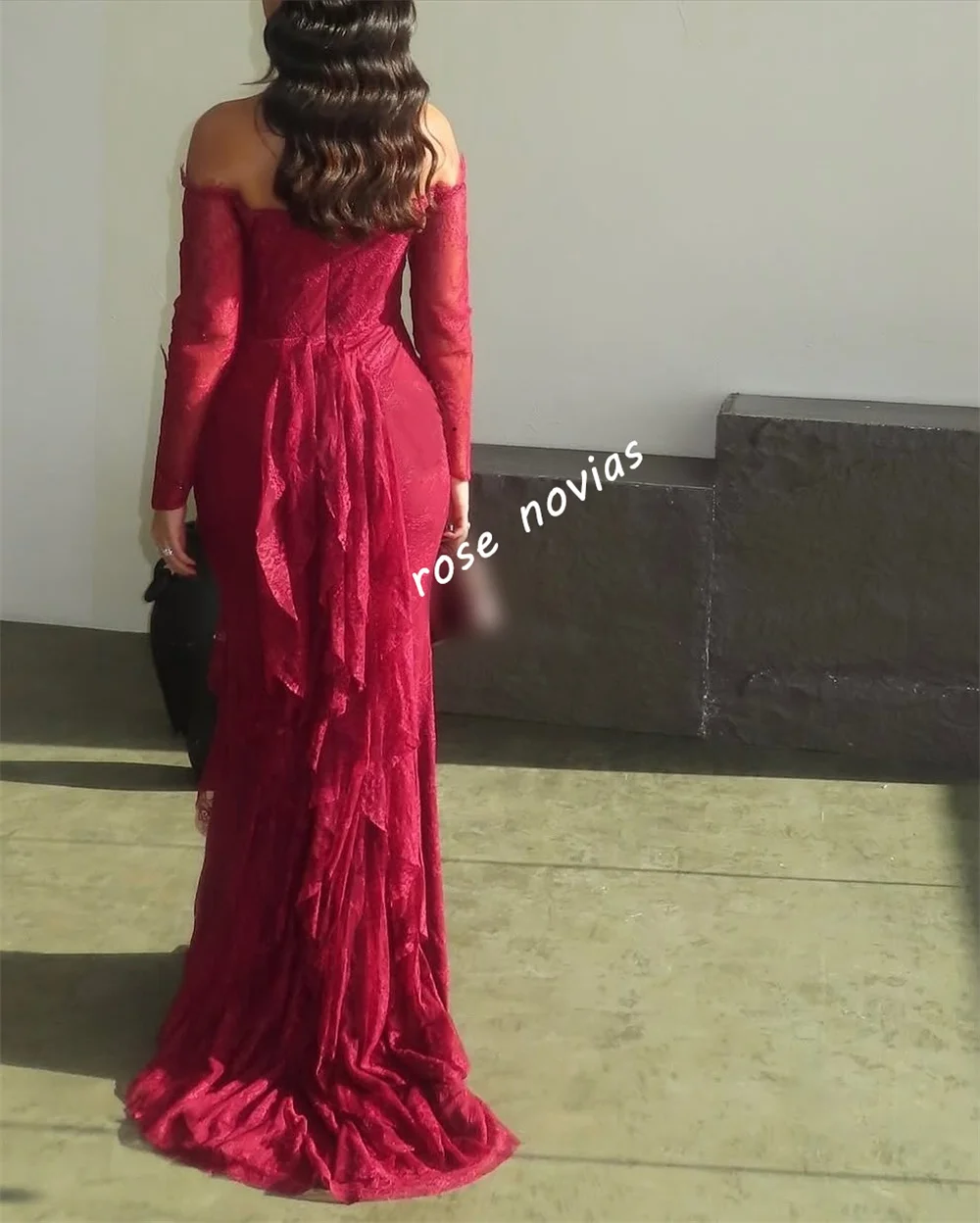 Abiti lunghi a sirena affascinanti con volant in pizzo con pieghe personalizzate e spalle scoperte Abito da sera elegante su misura per occasioni da donna