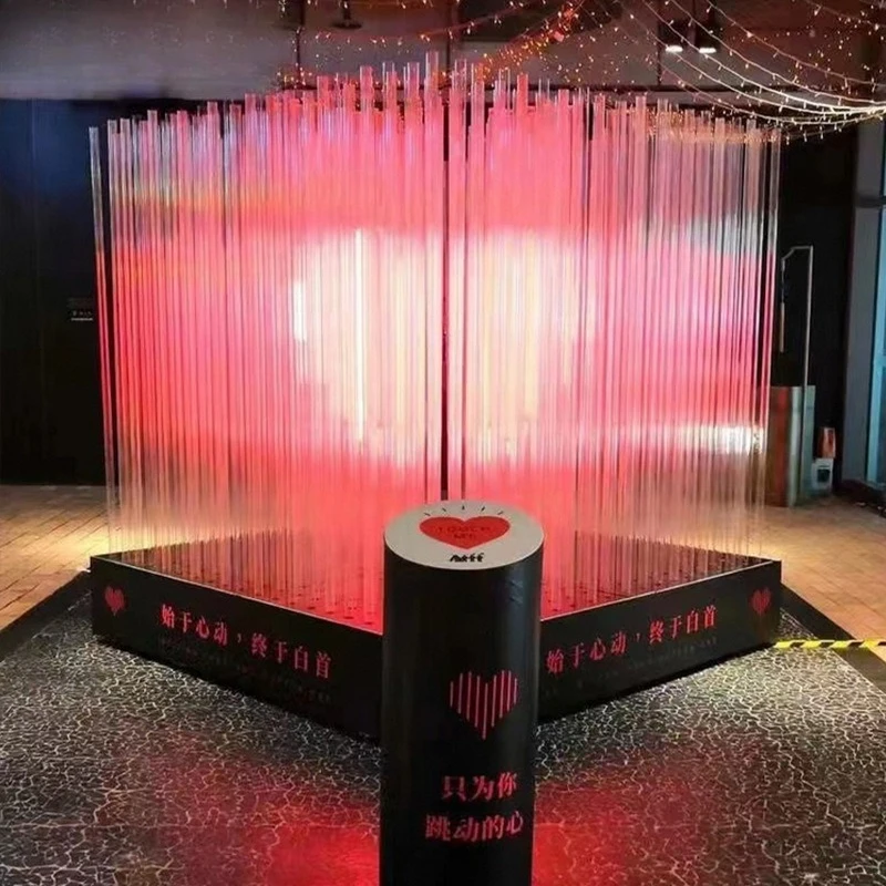 Hände halten mit Liebesstromerzeugungsgerät Umgebungslichtern