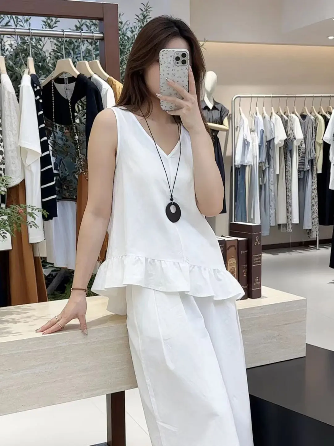 

White V-neck Shirt 2026 Summer New Style Loose Fit Bell Hem Fashionable Youthful Loose Slimming Top Korean Style Polyester Fiber