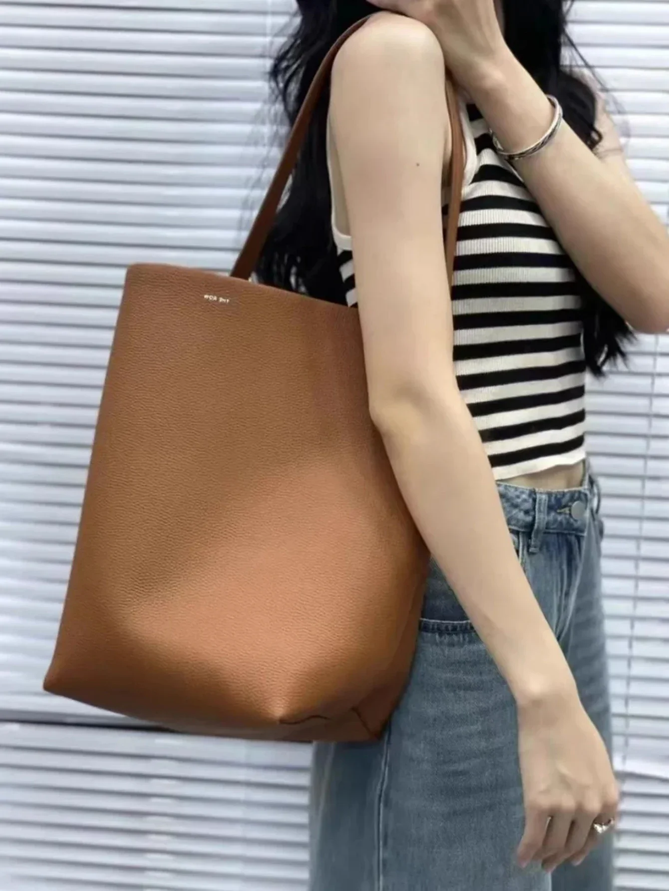 Luxury Tote Bags CowhideL Eather Large-capacity Bucket Bags Soft Leather Big Handbag for Women Beach Bag Makeup Bag Organizer