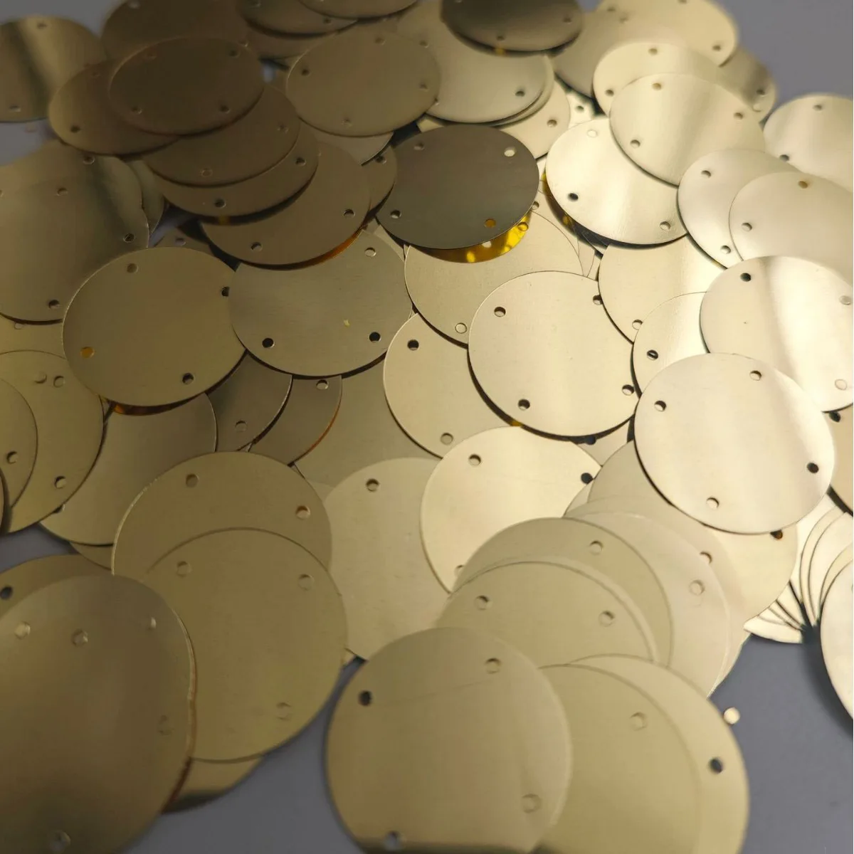 

500 г, 25 мм, 30 мм, круглые 4 шт., золотые блестки с большими отверстиями для DIY, шитье нижнего белья, бюстгальтер, декор одежды, танцевальный костюм, блестки с 4 отверстиями