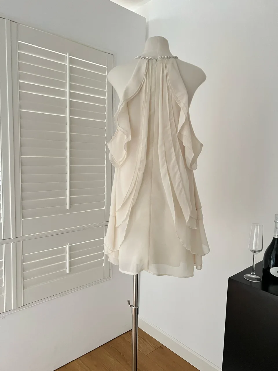 Boho Kleid Vintage Hängenden Hals Schicht Rüschen Ärmel Schlinge Kurze Sexy Off-white Chiffon Es Robe Vestidos Mujer Koreanische