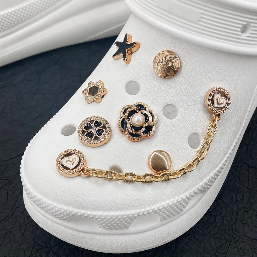 12 Uds. Cadenas de zapatos clásicas doradas y negras, dijes de estrella de mar rosa, decoraciones para zapatos para zuecos Crocs, bolsa de playa Bogg, Idea de regalo femenina