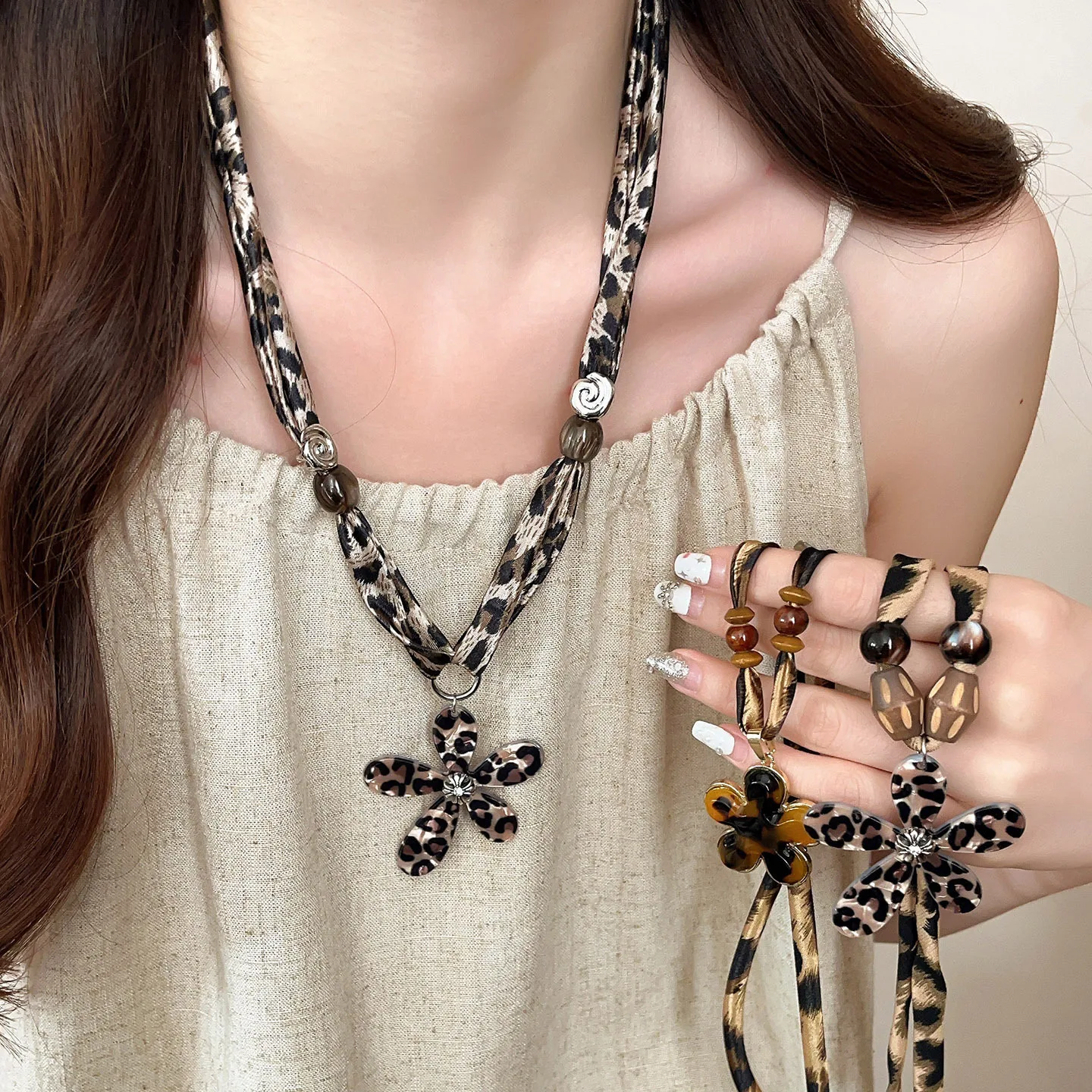 HANGZHI Retro Leopard Print Scarf Necklace Hand-strung Bead Flower Heart Pendant Necklace Elegant Headscarf Jewelry for Women