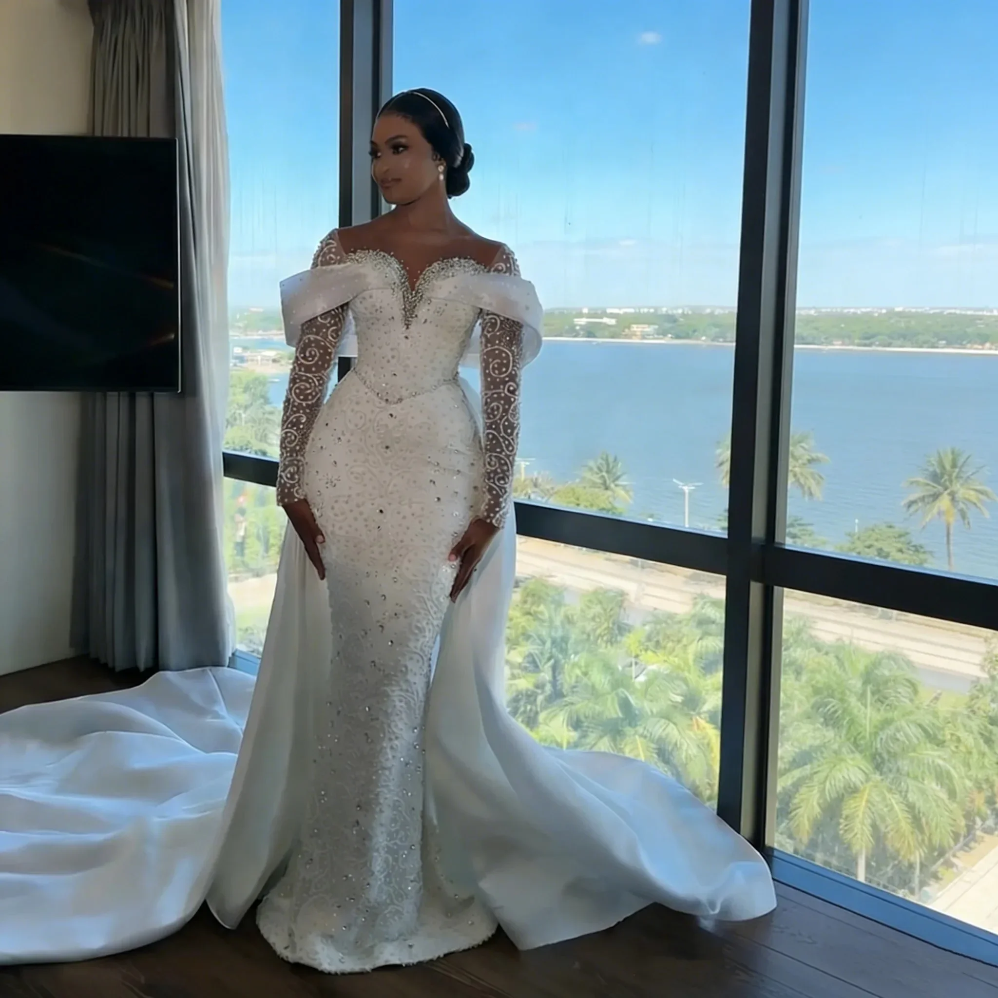 Luxurious Sparkling Mermaid Lace Crystal Beaded Wedding Dress Sexy V-neck Long Sleeve Strap Detachable Bridal Dress Customized