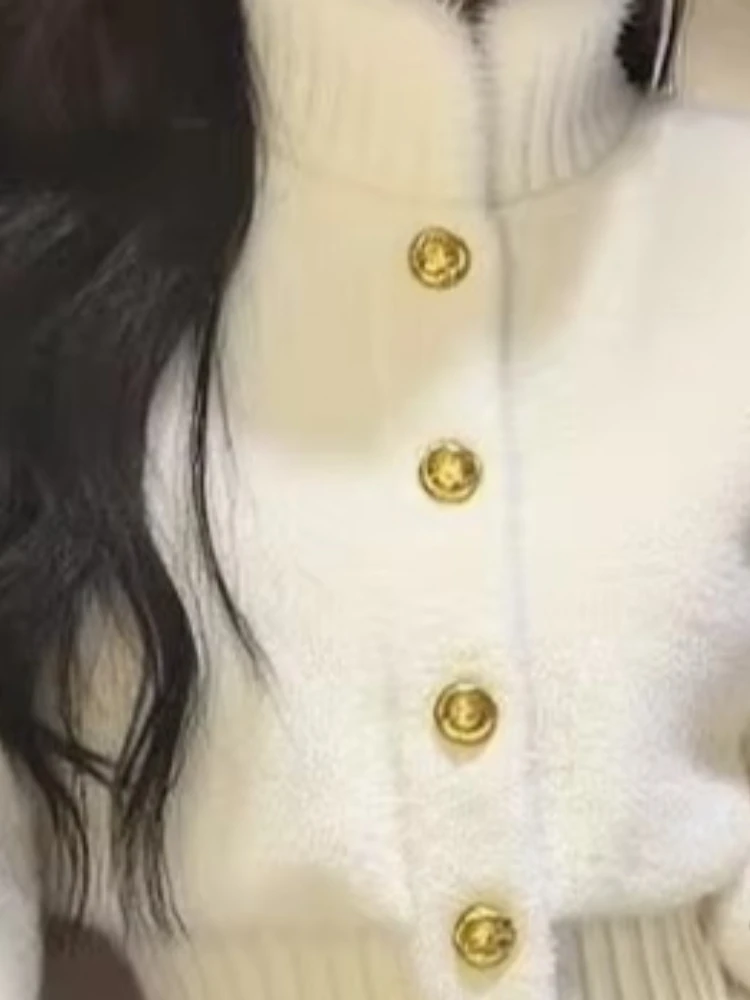 سترة تريكو أنيقة على الموضة الكورية للنساء بياقة من الفرو الأبيض وخصر مع أزرار ذهبية سترة قصيرة ناعمة لفصل الخريف والشتاء