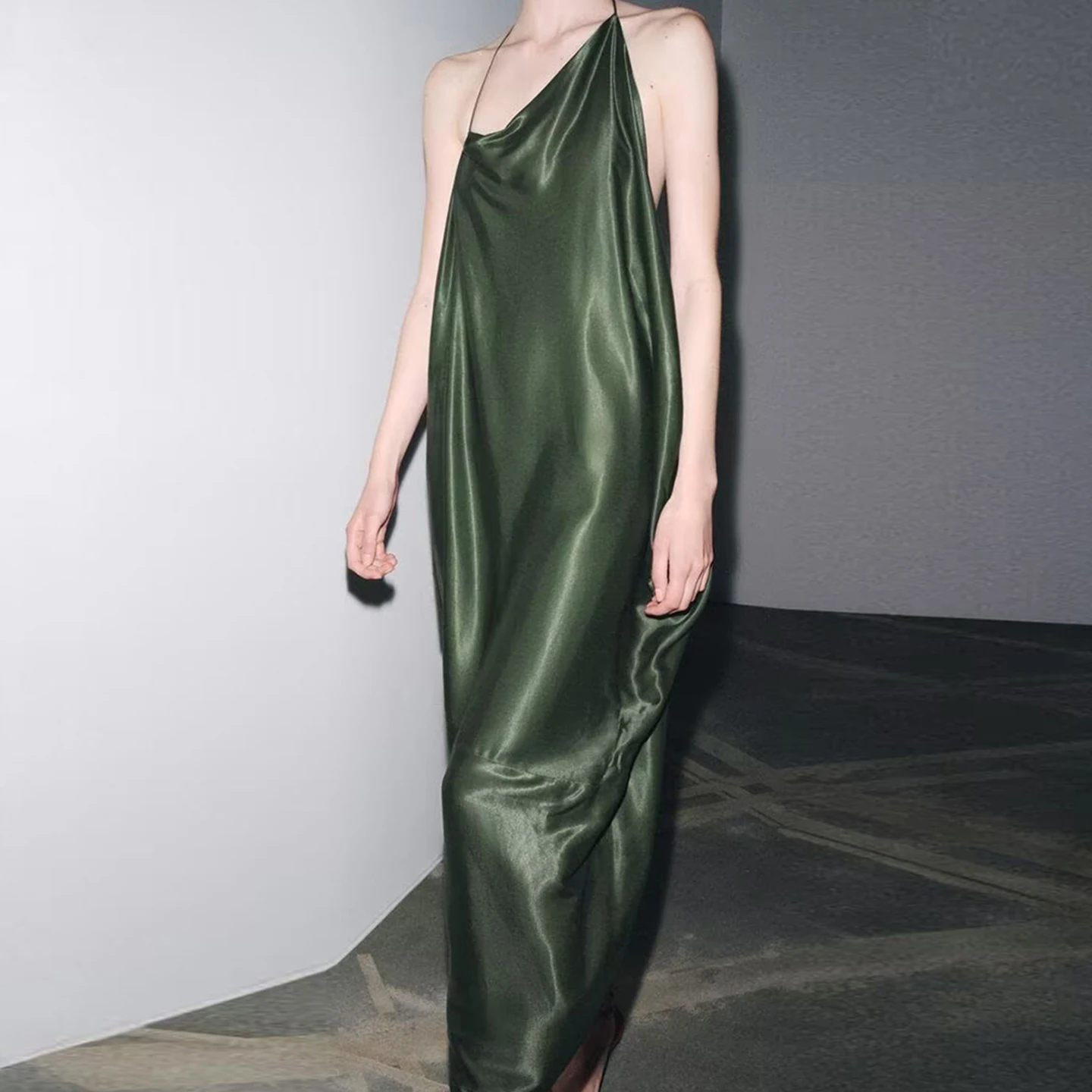 우아한 비대칭 실크 새틴 느낌 드레스 여름 2025 여성 패션 캐주얼 루즈핏 허리 폴리에스터 V넥 민소매 드레스